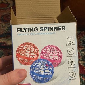 Flying spinner ball.(red)